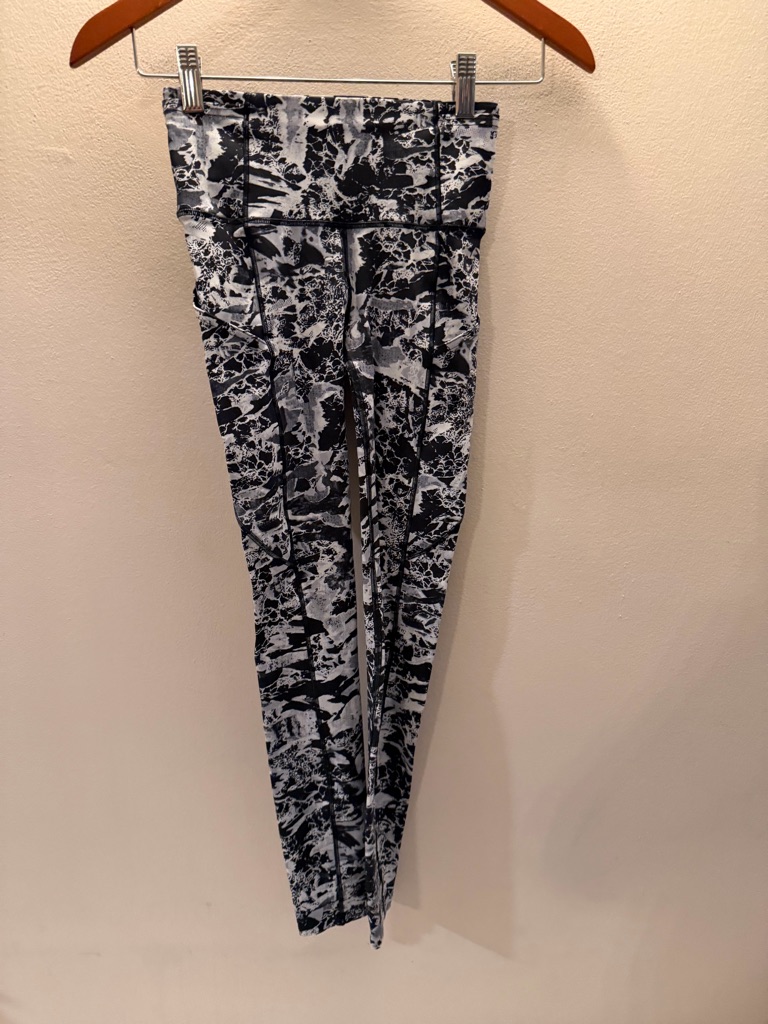High Waisted Black White Abstract Print Athletic Leggings With Pockets Womens